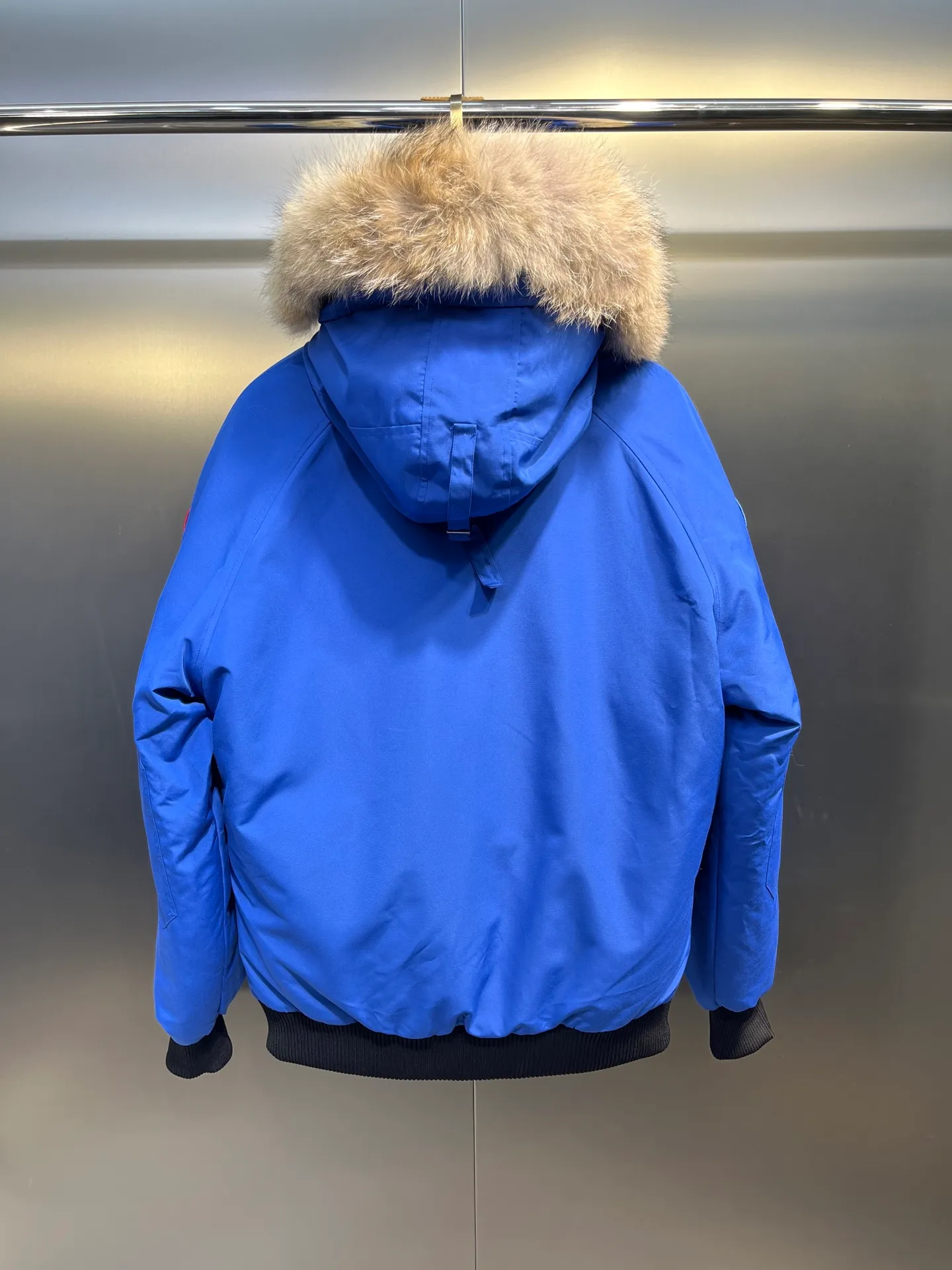 P720 high-end version (new version of Big Goose 01) Canada Goose Canada Goose #Chilliwack 7999M bomber jacket short down jacket/01 model #Men and Women Same Style# ➖ Genuine synchronous anti-counterfeiting chip sensor! ➖ Imported 21S polyester-cotton blended original fabric [last year’s 16S/18S hard fabrics have been completely eliminated, this year all use 21S genuine synchronous fabrics, the soft mid-strap feels delicate and textured], genuine synchronous Feather-Light 10D waterproof coating fabric, made of 84.5 polyester fiber and 15.5 cotton, 100% the best feel in the entire network! ➖ The genuine official website is synchronized with the national standard 80 white duck down, you can check the official website customer service, there will never be a series of misleading claims such as 90 down or goose down! ➖ Using the best nylon lining with double double-layer sealing design, velvet-proof No. 7 needle + grid-filled down ready-made garments, there is 100% no so-called velvet running! ➖ The cuffs are designed with thickened seamless threads, and the collar and pockets are lined with top-quality polar fleece to keep you warm and comfortable! ➖ Yoshida YKK provides original custom-made electroplated sliders. YKK two-way lockable zippers are tight and smooth and will not peel off paint! ➖ 3M composite guarantees that the Velcro is the same as the original, durable, and all accessories and hardware are custom-made! ➖ Imported BEHRINGER embroidery machine to customize the 10,000-needle embroidery logo, 98% of which can be reproduced to restore the original logo. You can check and compare on the official website! ➖ The fur collars are all made of large pieces of Western Canadian blue wolf hide, ensuring that each fur collar is 13-15cm wide!   Size:XS-XXL